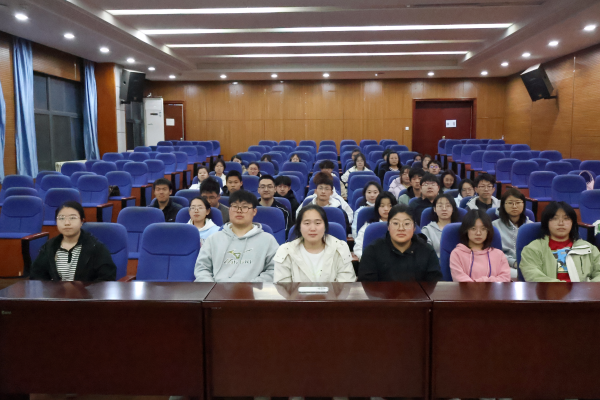 生命学院清明节红色观影活动合照_副本.png